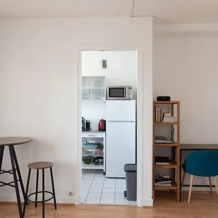 Bright With Terrace Apartment *